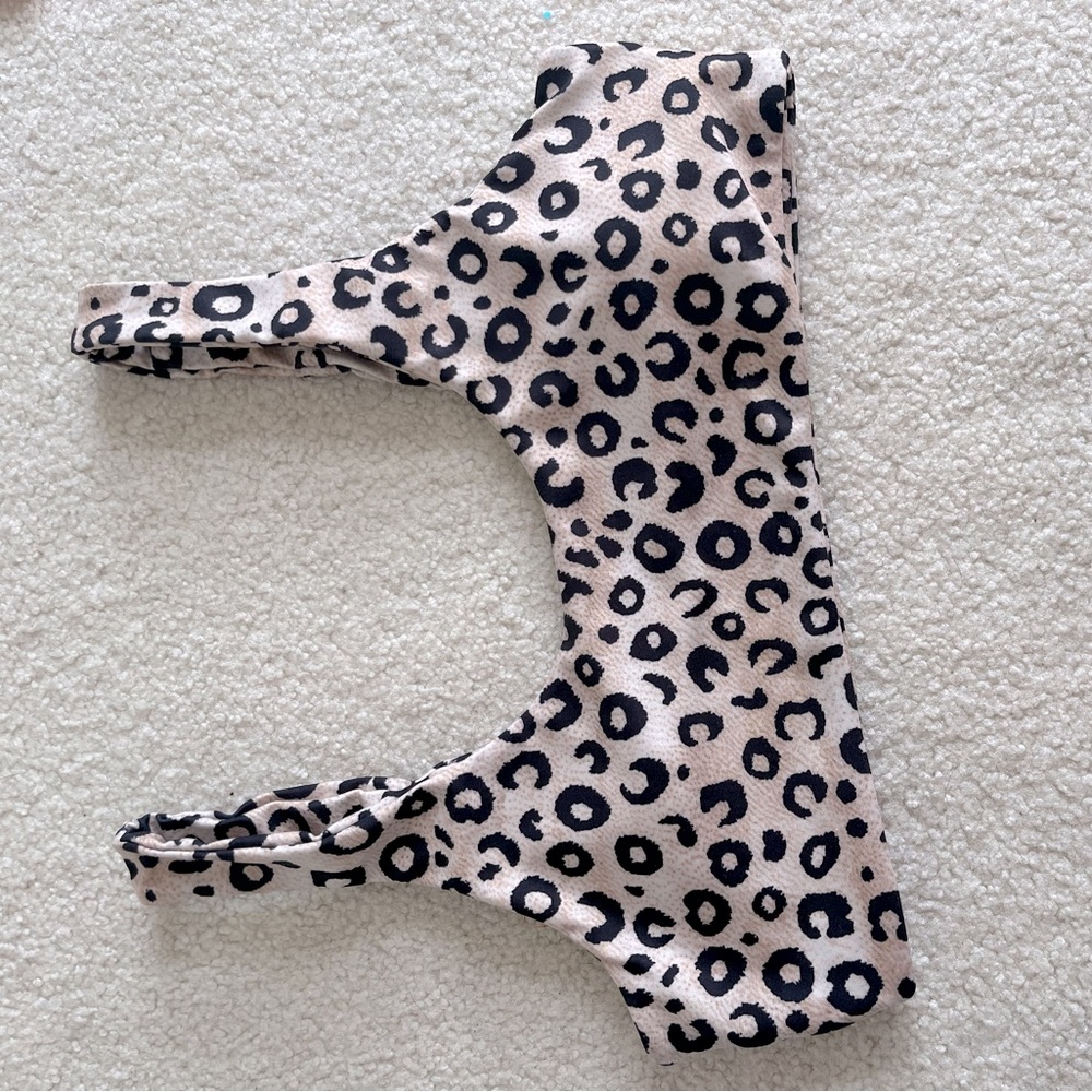 A light brown and dark brown leopard print size small.